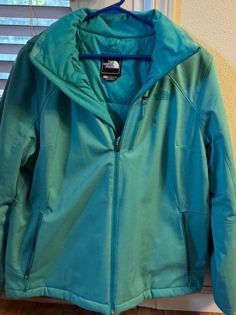 The North Face Teal Hooded Ski Softshell Jacket. Size XL.